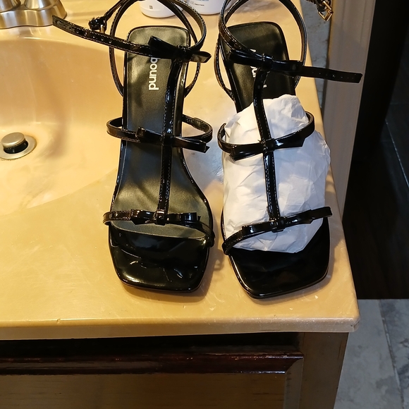 Elegant Black Strappy Heels - Picture 1 of 2